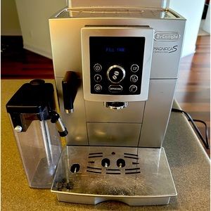 Delonghi Magniifca S automatic cappuccino coffee maker. All in working order!